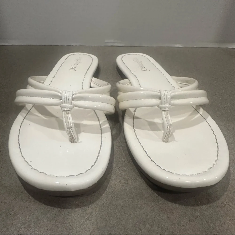 J. McLaughlin Caitlin White Patent Leather Flip Flops Slip On Sandals Thongs 8